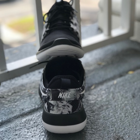 NWT Nike ID Roshe Two Print Black WMNS. - Picture 4 of 8